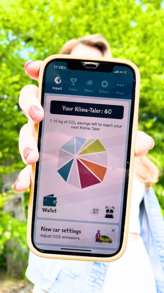 Marta Knöpfel präsentiert die Klima-Taler-App auf ihrem Handy