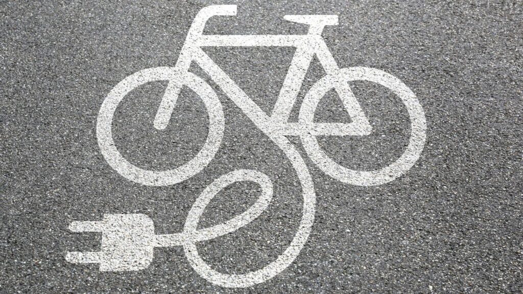 Ebike-Symbol auf Straße