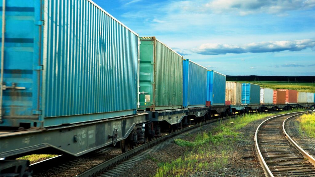 Güterwaggons auf Bahnschiene