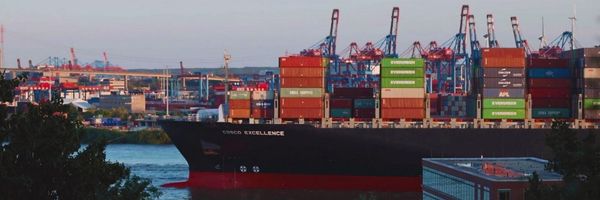 Containerschiff im Hamburger Hafen; Foto: Leuphana Media Studio