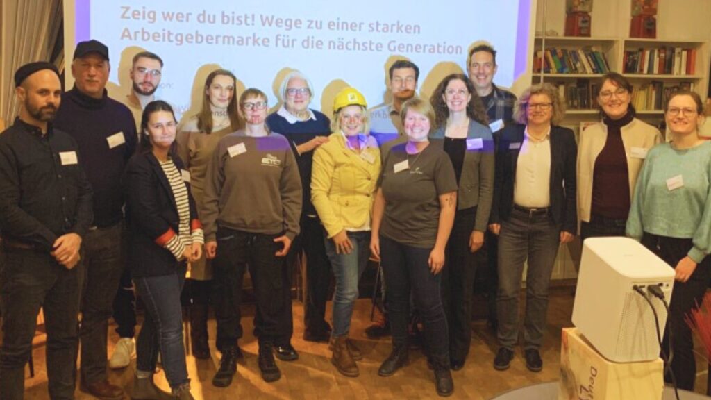 Menschengruppe vor Präsentationsfolie