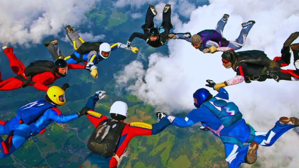 Fallschirmspringende bilden Kreisformation im freien Fall