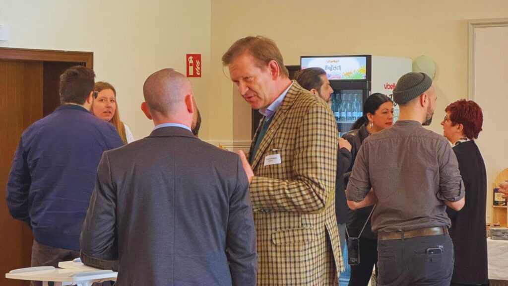 Teilnehmende von FOKUS INNOVATION am 25.02.26 in Lüchow tauschen sich in der Pause ais