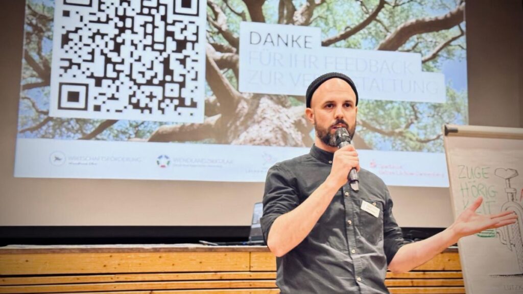 Moderator Steffen Rudnik beim Frühjahrstreffen der Wirtschaft 2026 in Hitzacker