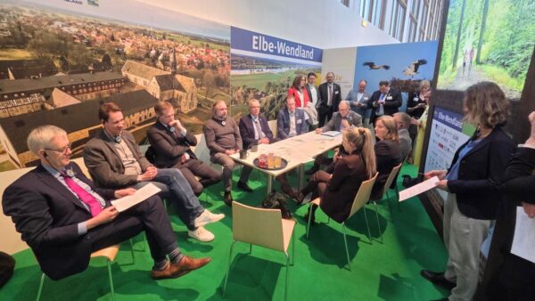 Besprechung am Messestand der Standgemeinschaft Elbe-Wendland auf der Grünen Woche in Berlin