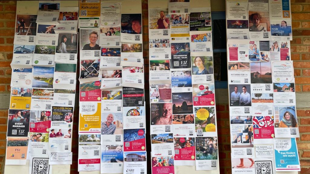 Jobanzeigen an Brettern