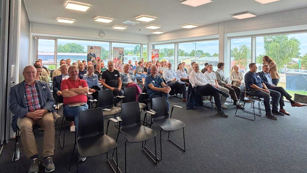Veranstaltungsteilnehmende in der Feuerwehrtechnischen Zentrale Dannenberg
Foto: Marie-Luise Wittemöller