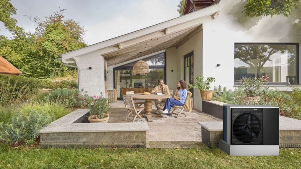 Wärmepumpe an Terrasse eines Wohnhauses